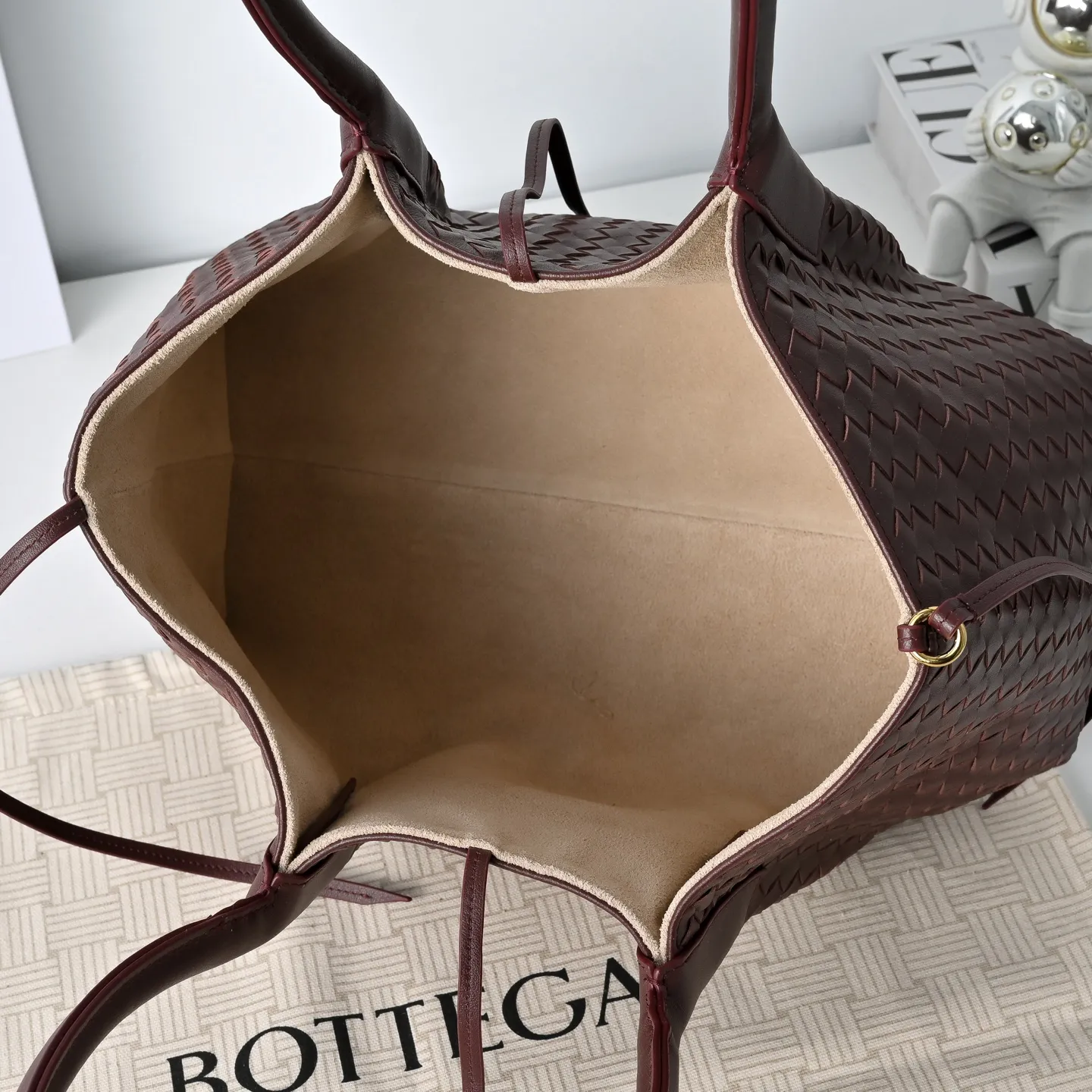 Batch 1860 Bv 2025 early spring series Pinacoteca medium tote handbag. The front is made of classic Intreccia woven cow leather. It is low-key and luxurious. The flip side is made of warm suede. It instantly switches to a lazy and casual style. It has a large interior capacity. It is no pressure to carry a computer for commuting. It is also thoughtfully matched with a small detachable bag. It is full of security. The woven texture is so delicate that you can't put it down. The highlight is that it is super versatile. Come and get your new bag😝 Model: 4371 Size: 34*20*14cm
